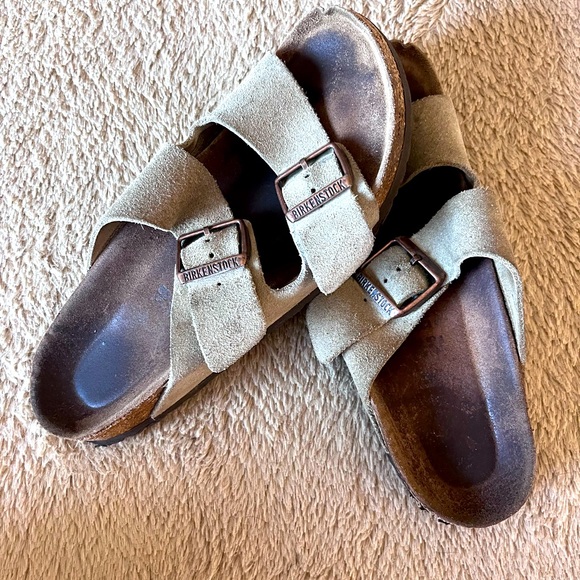 Cute ✨Birkenstocks✨ - Picture 1 of 4